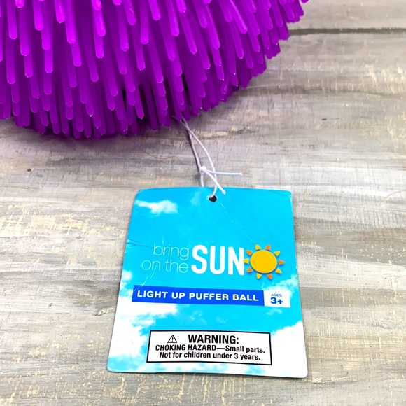 NWT Purple Light Up Puffer Ball Toy Glow-In-The-Dark Squishy Bouncy Ball Ages 3+ - Picture 7 of 9